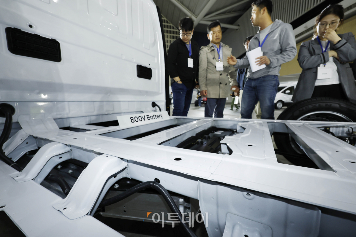 ▲23일 인천 연수구 송도컨벤시아에서 열린 현대자동차 ST1 신차 발표회에서 관람객들이 현대 ST1을 살펴보고 있다. 현대차는 24일 새로운 전동화 비즈니스 플랫폼 ST1의 물류 특화 모델 카고와 카고 냉동을 출시했다. 샤시캡을 기반으로 한 ST1은 카고, 카고 냉동 등이 주요 라인업이며, 샤시캡 모델을 바탕으로 경찰 작전차, 응급 구조차, 캠핑카 등 다양한 특장 모델을 제작할 수 있다. 76,1kWh 배터리를 탑재해 1회 충전 주행 가능거리가 카고는 317km, 카고 냉동이 298km다. 초급속 충전 시스탬(350kW)을 적용해 배터리 용량의 10%에서 80%까지 20분 만에 충전도 가능하다. 조현호 기자 hyunho@