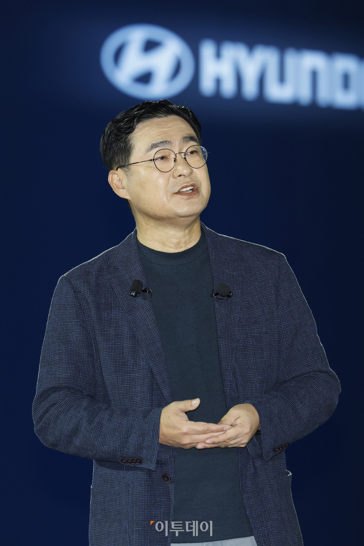 ▲정유석 현대자동차 국내사업본부 부사장이 23일 인천 연수구 송도컨벤시아에서 열린 현대자동차 ST1 신차 발표회에서 ST1에 대한 설명을 하고 있다. 현대차는 24일 새로운 전동화 비즈니스 플랫폼 ST1의 물류 특화 모델 카고와 카고 냉동을 출시했다. 샤시캡을 기반으로 한 ST1은 카고, 카고 냉동 등이 주요 라인업이며, 샤시캡 모델을 바탕으로 경찰 작전차, 응급 구조차, 캠핑카 등 다양한 특장 모델을 제작할 수 있다. 76,1kWh 배터리를 탑재해 1회 충전 주행 가능거리가 카고는 317km, 카고 냉동이 298km다. 초급속 충전 시스탬(350kW)을 적용해 배터리 용량의 10%에서 80%까지 20분 만에 충전도 가능하다. 조현호 기자 hyunho@