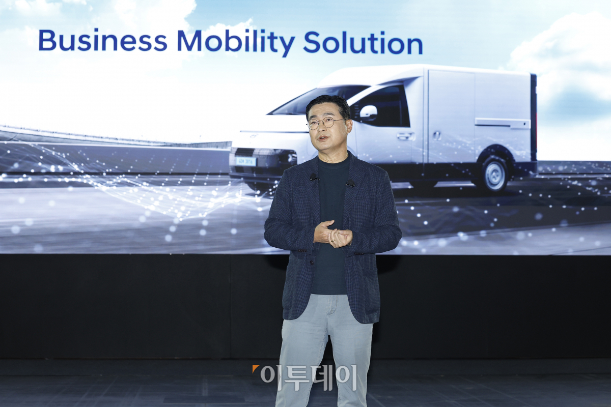 ▲정유석 현대자동차 국내사업본부 부사장이 23일 인천 연수구 송도컨벤시아에서 열린 현대자동차 ST1 신차 발표회에서 ST1에 대한 설명을 하고 있다. 현대차는 24일 새로운 전동화 비즈니스 플랫폼 ST1의 물류 특화 모델 카고와 카고 냉동을 출시했다. 샤시캡을 기반으로 한 ST1은 카고, 카고 냉동 등이 주요 라인업이며, 샤시캡 모델을 바탕으로 경찰 작전차, 응급 구조차, 캠핑카 등 다양한 특장 모델을 제작할 수 있다. 76,1kWh 배터리를 탑재해 1회 충전 주행 가능거리가 카고는 317km, 카고 냉동이 298km다. 초급속 충전 시스탬(350kW)을 적용해 배터리 용량의 10%에서 80%까지 20분 만에 충전도 가능하다. 조현호 기자 hyunho@