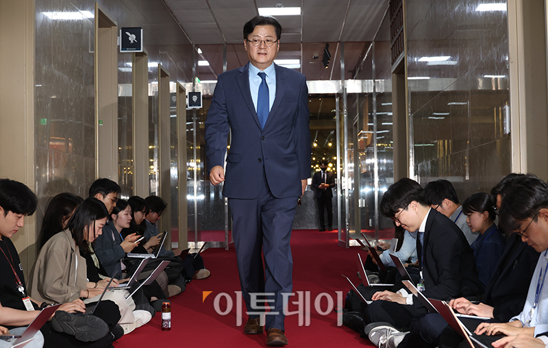 ▲홍익표 더불어민주당 원내대표가 23일 서울 여의도 국회에서 김진표 국회의장 주재로 열린 여야 원내대표 회동에 참석하고 있다. 이날 회동에서는 본회의 일정과 채상병 특검범 등을 논의할 예정이다. 고이란 기자 photoeran@