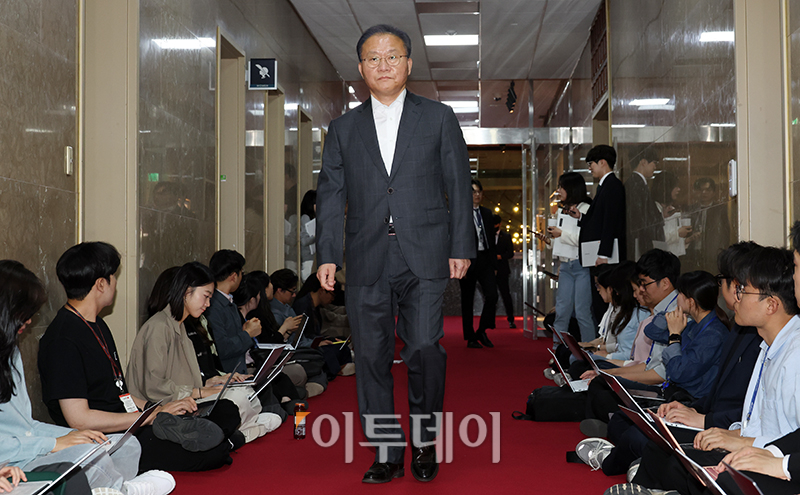 ▲윤재옥 국민의힘 원내대표 겸 대표 권한대행이 23일 서울 여의도 국회에서 김진표 국회의장 주재로 열린 여야 원내대표 회동에 참석하고 있다. 이날 회동에서는 본회의 일정과 채상병 특검범 등을 논의할 예정이다. 고이란 기자 photoeran@