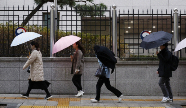 ▲시민들이 우산을 쓰고 걷는 모습, 조현호 기자 hyunho@ (이투데이DB)