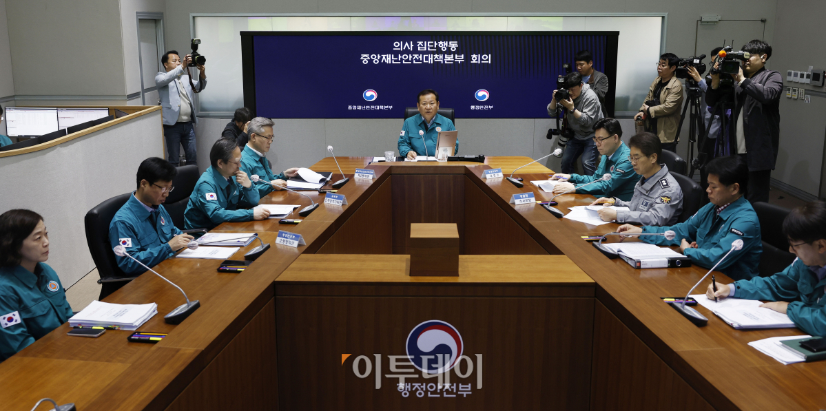 ▲이상민 행정안전부 장관이 24일 서울 종로구 정부서울청사에서 의사 집단행동 중앙재난안전대책본부 회의를 주재하고 있다. 조현호 기자 hyunho@