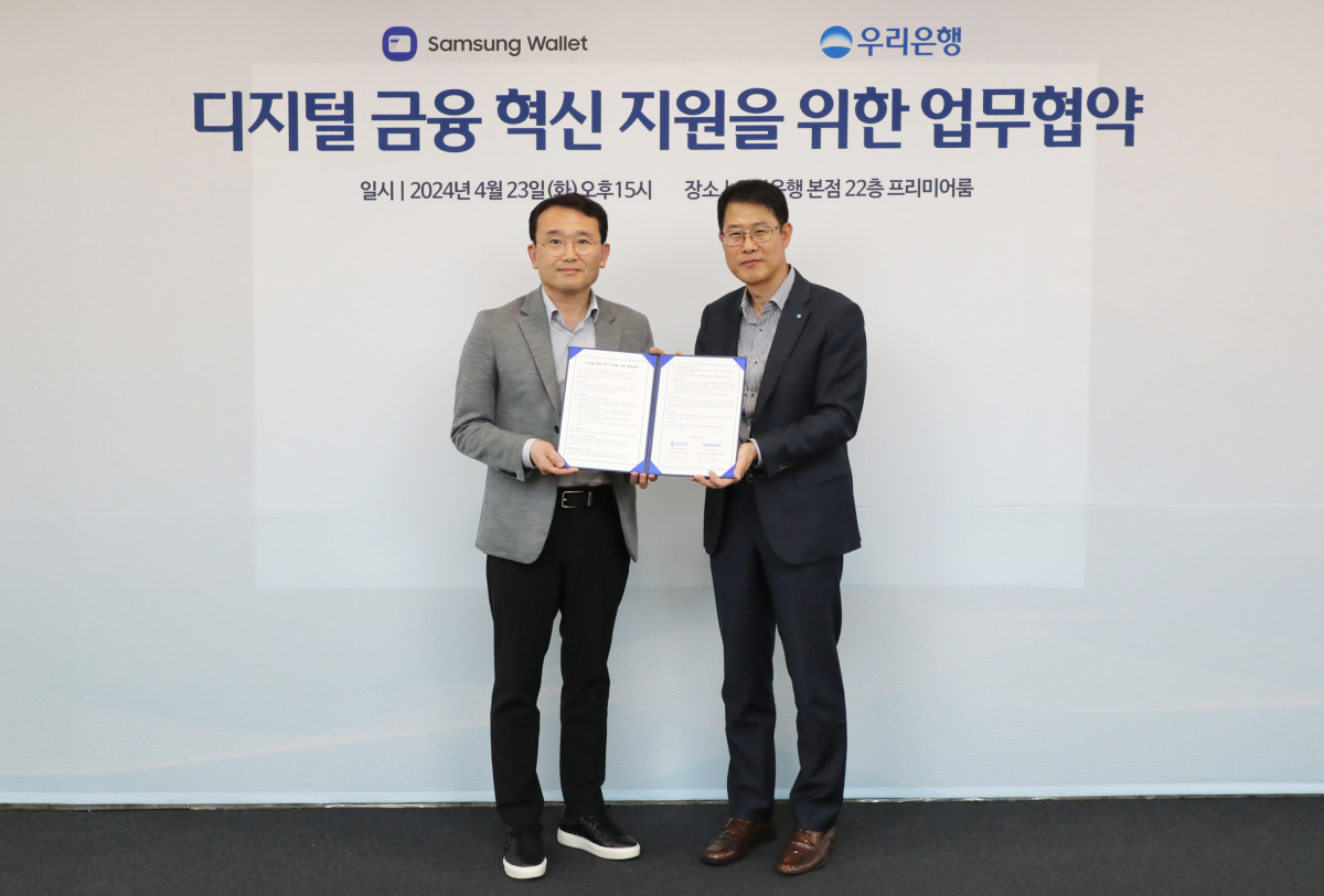 ▲우리은행이 23일 우리은행 본점에서 삼성전자와 업무협약을 체결했다. 김범석 우리은행 국내영업부문장(오른쪽)과 채원철 삼성전자 MX사업부 디지털월렛팀장 부사장이 기념촬영을 하고 있다. (사진제공=우리은행)
