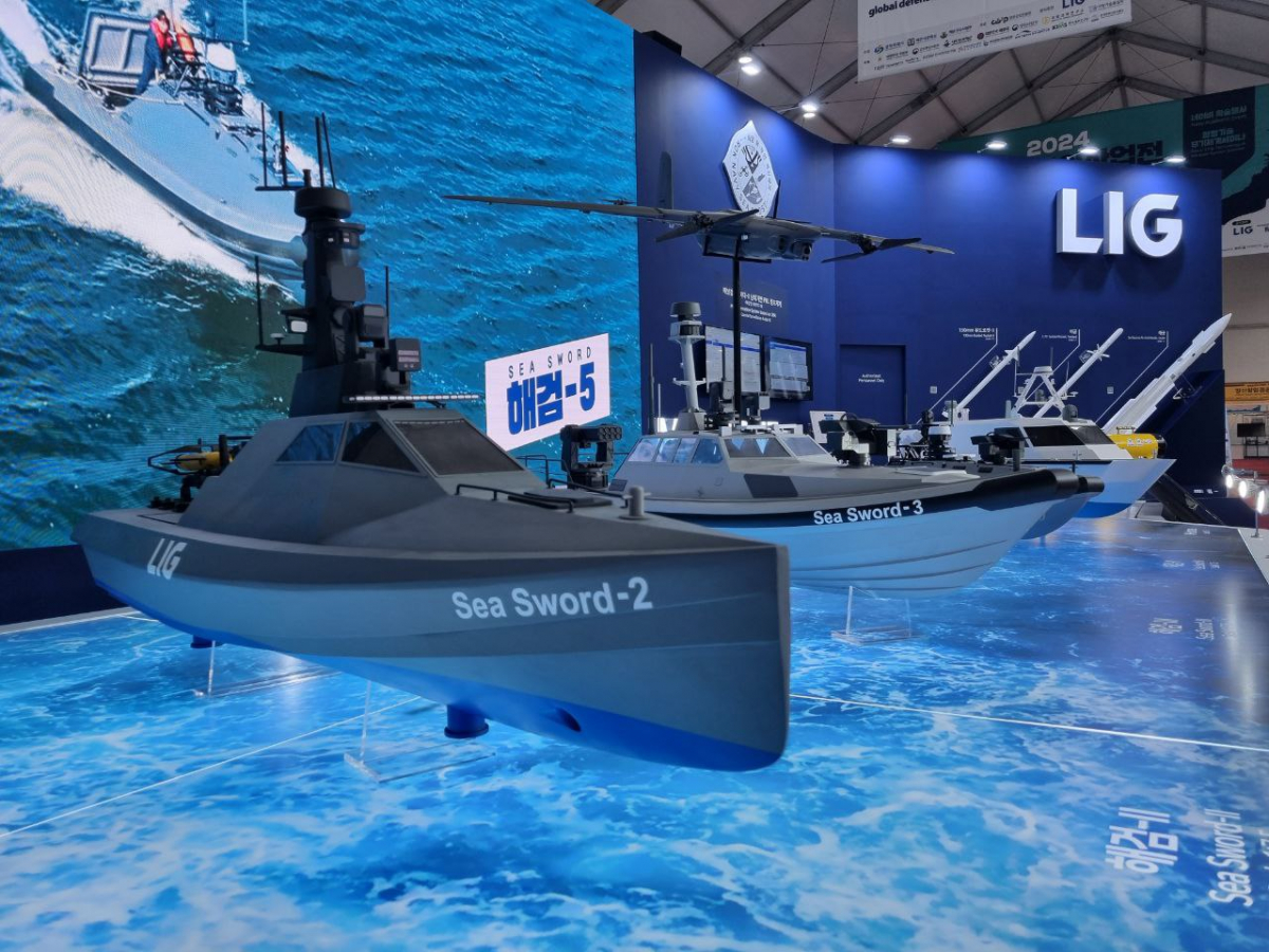 ▲24일 2024 이순신 방위산업전에서 LIG넥스원이 무인수상정(해검-II)을 비롯해 대한민국 해군이 추진 중인 '네이비 씨 고스트(Navy Sea Ghost)'에 최적화된 유무인복합체계 솔루션을 선보였다. (사진제공=LIG넥스원)
