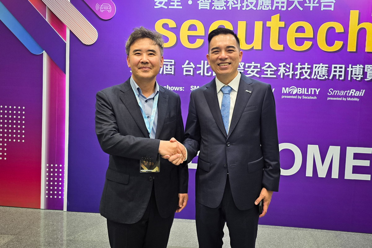 ▲이동욱 협회 부회장(왼쪽)과 프랭크 고 TDUA 회장(오른쪽)이 '한-대만 디스플레이 교류협력단' 행사에서 기념사진을 촬영하고 있다. (자료제공=한국디스플레이산업협회)