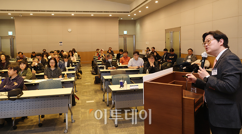 ▲김학렬 스마트튜브 소장이 24일 서울 여의도 FKI타워 에메랄드홀에서 열린 2024 프리미엄 투자세미나에서 '2024년 부동산 이렇게 준비합시다'를 주제로 발표하고 있다. 고이란 기자 photoeran@