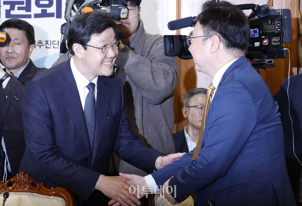 ▲노연홍(왼쪽) 의료개혁특별위원회 위원장이 25일 서울 종로구 정부서울청사에서 열린 제1차 의료개혁특별위원회 회의에서 조규홍 보건복지부 장관과 인사를 하고 있다. 조현호 기자 hyunho@