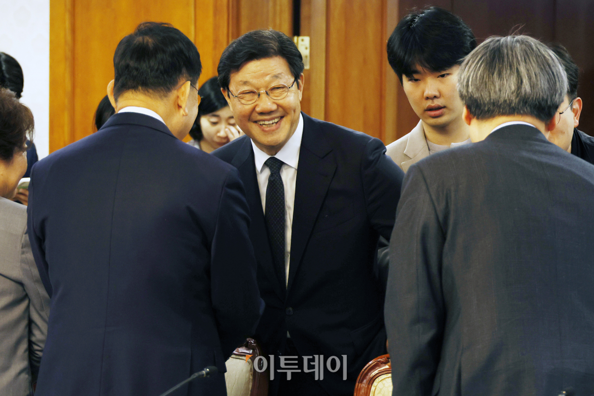 ▲노연홍 의료개혁특별위원회 위원장이 25일 서울 종로구 정부서울청사에서 열린 제1차 의료개혁특별위원회 회의에 참석하며 참석자들과 인사를 하고 있다. 조현호 기자 hyunho@