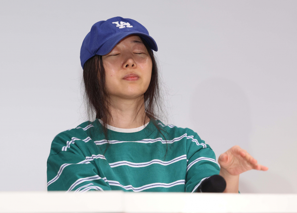 ▲민희진 어도어 대표가 25일 서울 서초구 한국컨퍼런스센터에서 ‘경영권 탈취 의혹’ 관련 기자회견을 갖고 있다. 신태현 기자 holjjak@