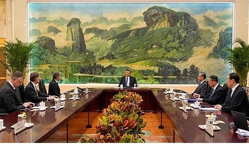 ▲시진핑 중국 국가 주석(가운데)이 26일 중국을 방문한 토니 블링컨 미국 국무장관(왼쪽 위)을 만나 "미국과 중국은 적이 아닌 파트너"라고 강조했다 (연합뉴스)
