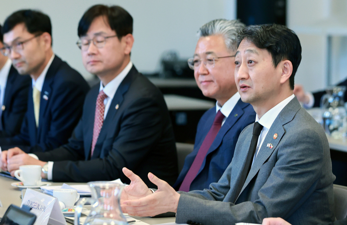 ▲안덕근 산업통상자원부 장관이 25일(현지시간) 체코 재무부 회의실에서 즈비넥 스타뉴라 체코 재무부 장관과 면담하고 있다. (연합뉴스)