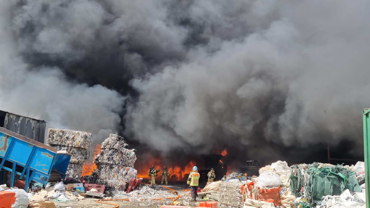 ▲27일 강릉시 두산동 화재 현장에서 소방당국이 진화작업을 벌이고 있다.(연합뉴스)