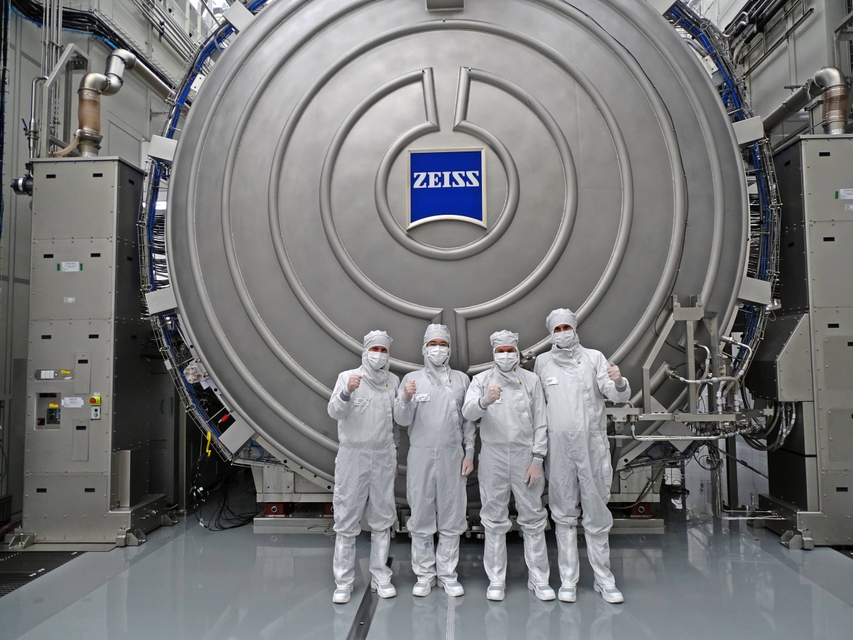 ▲26일(현지 시간) 독일 오버코헨 자이스(ZEISS) 본사를 방문한 이재용 삼성전자 회장(왼쪽에서 두 번째)이 최신 반도체 장비를 살펴본 뒤 칼 람프레히트 자이스 그룹 CEO(왼쪽에서 세 번째), 안드레아스 페허 자이스 SMT CEO(왼쪽 첫 번째)와 함께 기념 사진을 촬영하는 모습. (사진제공=삼성전자)