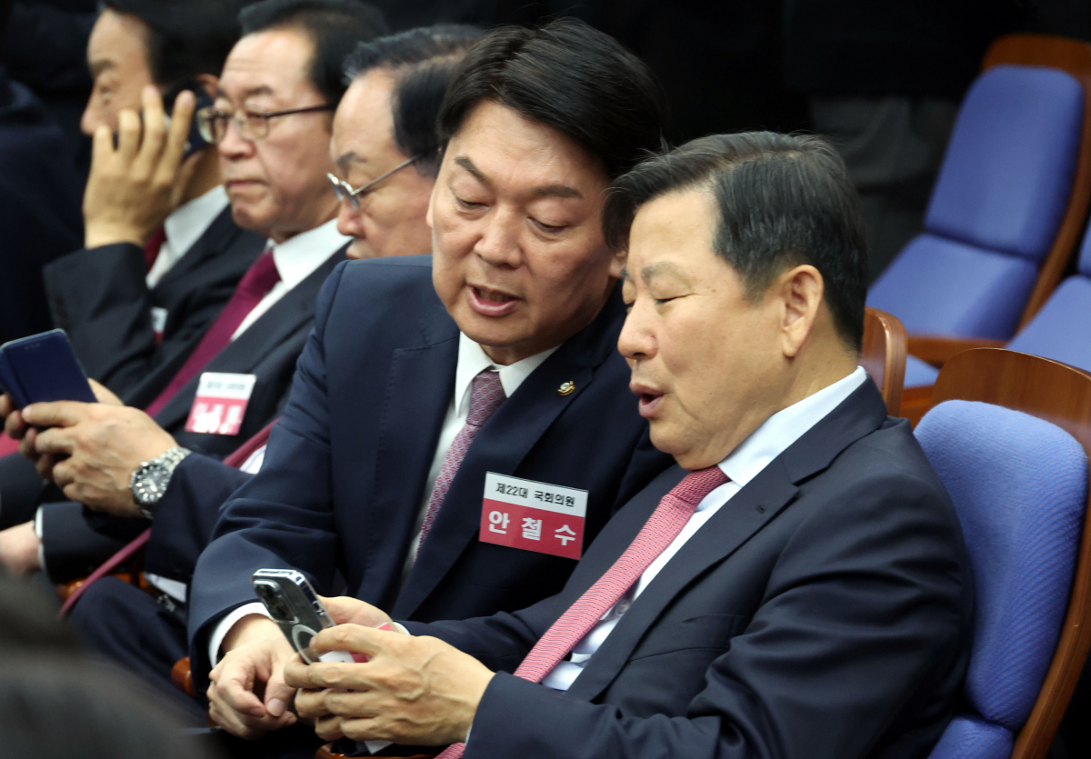 ▲16일 오전 서울 여의도 국회에서 열린 제22대 국회 국민의힘·국민의미래 당선자총회에서 안철수, 이철규 당선인이 대화를 나누고 있다. (뉴시스)
