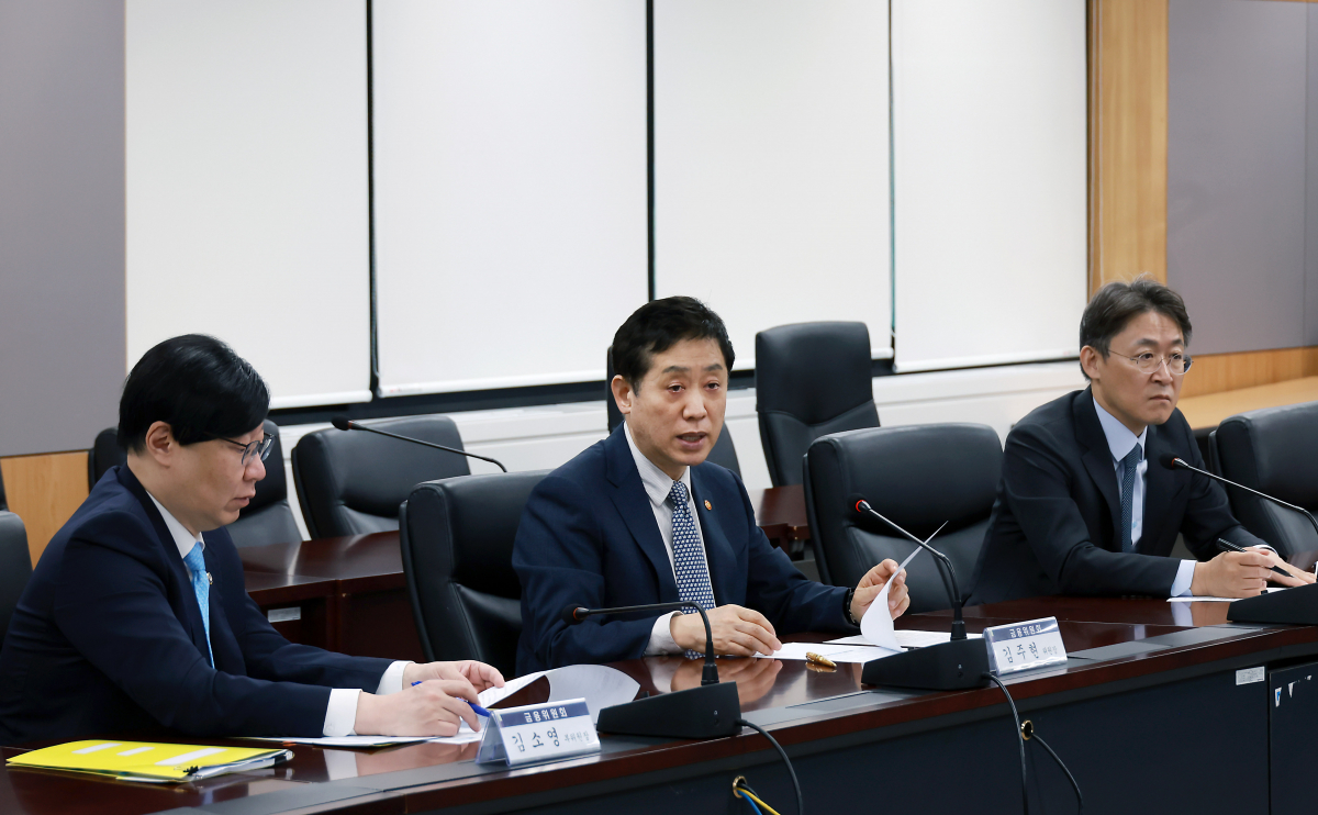 ▲김주현 금융위원장이 15일 오전 서울 종로구 정부서울청사에서 긴급시장점검회의를 개최하고, 이란-이스라엘간 군사적 충돌에 따른 시장 영향과 대응방안을 논의했다. (사진제공=금융위원회)