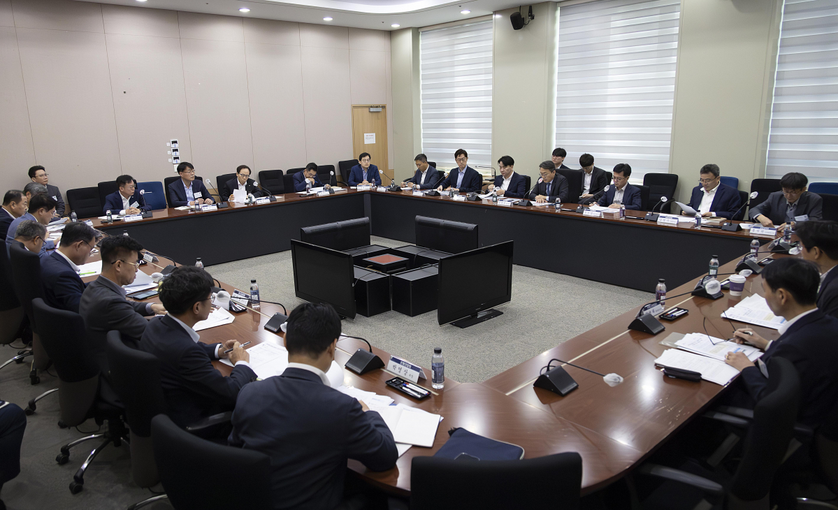 ▲지난해 10월 5일 금융당국은 권대영 금융위원회 상임위원 주재로 기재부·국토부·정책금융기관·금융권과 함께 9월 26일 발표한 '국민 주거안정을 위한 주택공급 활성화 방안'의 금융분야 과제 추진계획을 점검하고 시장참여자들의 의견을 듣는 회의를 개최했다. 회의에서는 정상사업장 등을 대상으로 21조 원 이상의 추가지원 여력을 확보하는 정책금융기관의 부동산 PF 금융공급 확대방안을 논의했다.  (사진제공=금융위원회)