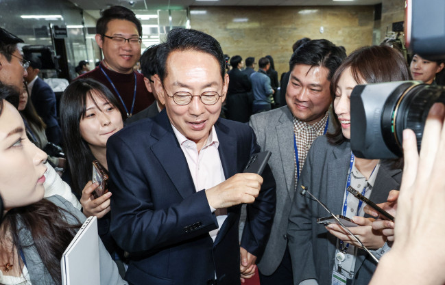 ▲국민의힘 김도읍 의원이 지난 16일 국회에서 열린 국민의힘과 국민의미래 당선자 총회를 마친 뒤 취재진 질문에 답하고 있다. (연합뉴스)