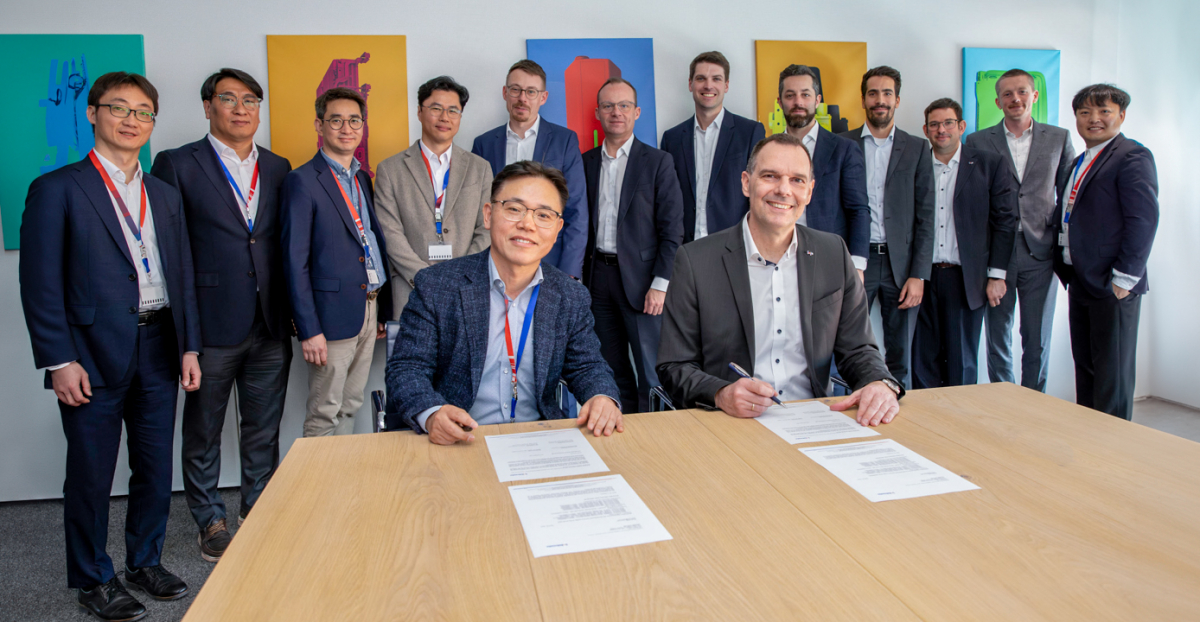▲김동춘 LG화학 전자소재사업부장(앞줄 왼쪽)과 얀 헤닝 멜펠트 베바스토 첨단 유리 사업 총괄(앞줄 오른쪽)이 SGF 수주 계약을 체결하고 기념 촬영하고 있다. (사진제공=LG화학)