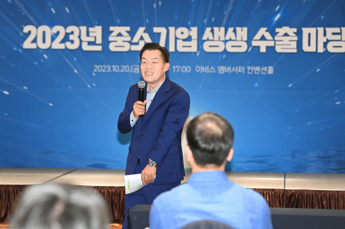 ▲이재준 수원시장이 지난해 10월 열린 ‘2023년 중소기업 생생 수출마당’에서 수원시의 중소기업 지원 시책을 설명하고 있다. (수원특례시)