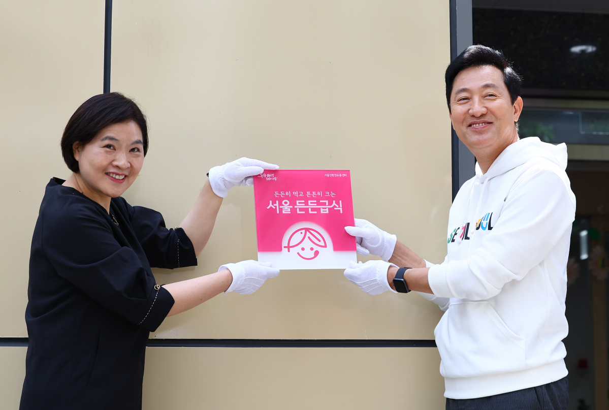 ▲오세훈 서울시장이 29일 오전 서울 서대문구 새빛어린이집에서 '서울든든급식' 운영 현판을 걸고 있다. 신태현 기자 holjjak@