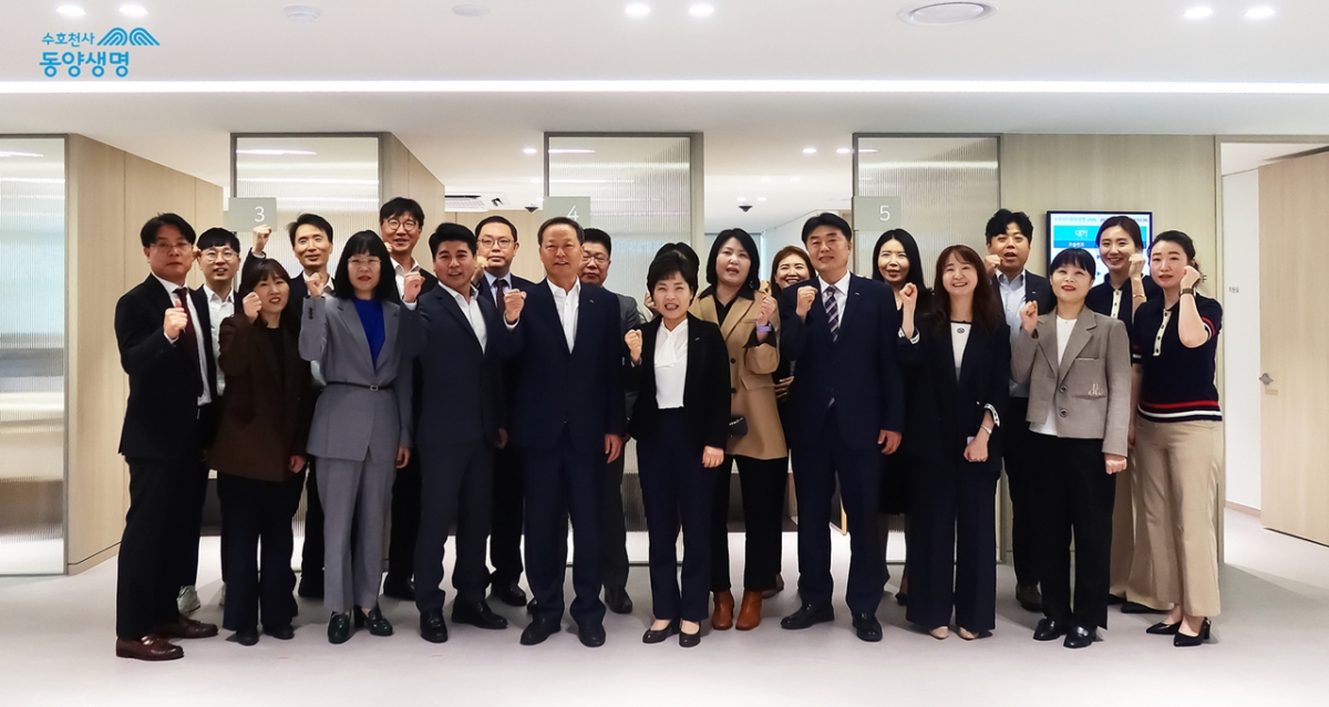 ▲동양생명 관계자들이 동양생명 강북플라자 개소식에서 기념사진을 촬영하고 있다. (사진제공=동양생명)
