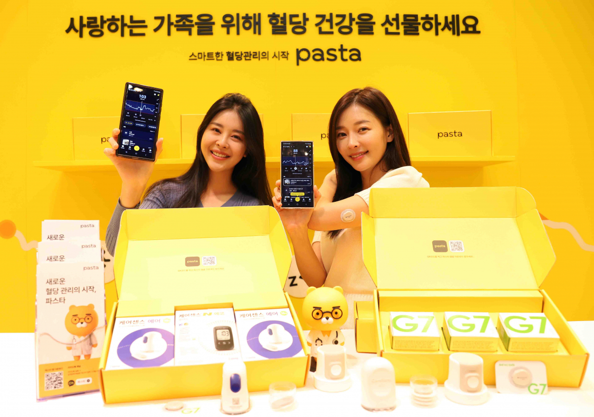 ▲29일 모델이 서울 서초구 신세계백화점 강남점 지하 1층에 마련된 파스타(PASTA) 팝업 스토어에서 혈당 관리 프로그램을 소개하고 있다. (사진제공=신세계백화점)