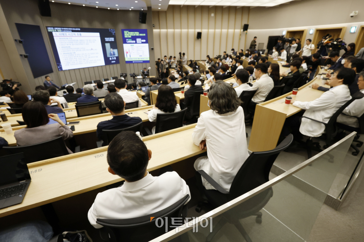 ▲30일 오전 서울 종로구 서울대학교병원 제일제당홀에서 서울의대-서울대병원 교수협의회 비상대책위원회 긴급 심포지엄 '대한민국 의료가 나아가야할 길'이 열리고 있다. 조현호 기자 hyunho@