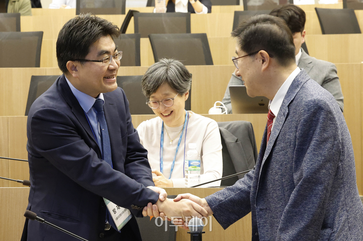 ▲방재승(왼쪽) 서울대 의대 교수협의회 비상대책위워장이 30일 오전 서울 종로구 서울대학교병원 제일제당홀에서 열린 서울의대-서울대병원 교수협의회 비상대책위원회 긴급 심포지엄 '대한민국 의료가 나아가야할 길'에서 서울 의대 교수와 인사를 하고 있다. 조현호 기자 hyunho@