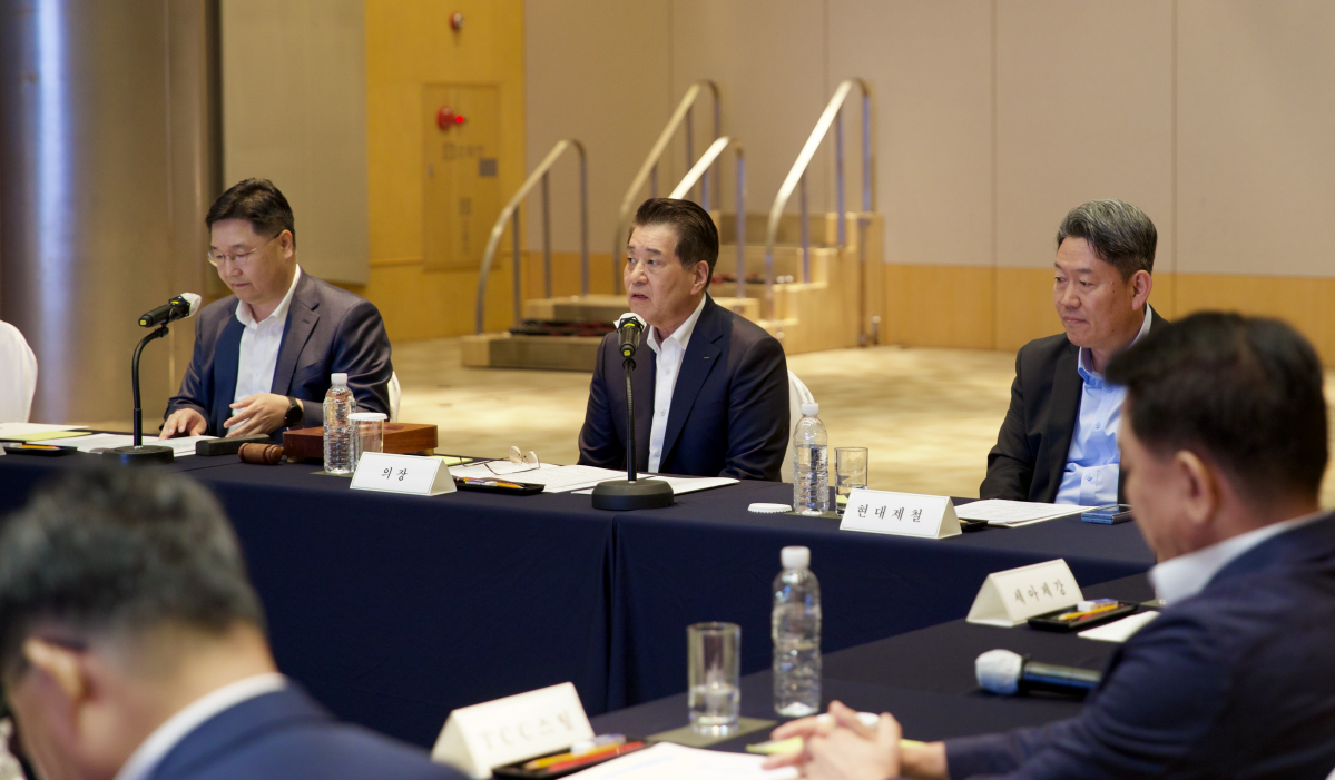 ▲장인화(가운데) 한국철강협회 신임 회장. (사진제공=한국철강협회)