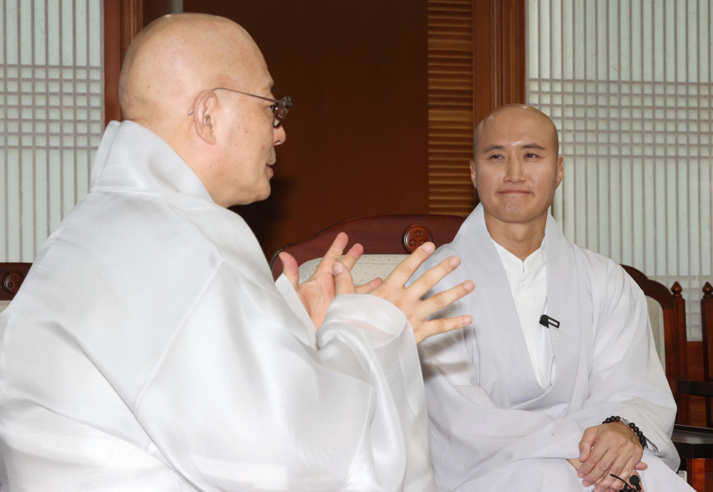 ▲조계종 총무원장 진우스님(왼쪽)이 30일 오전 서울 종로구 한국불교역사문화기념관에서 '뉴진'이라는 법명으로 활동하는 개그맨 윤성호를 만나 대화를 나누고 있다. (연합뉴스)
