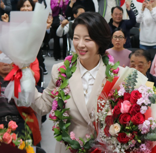▲국민의힘 배현진 송파을 당선자가 10일 선거사무소에서 꽃다발을 받고 있다. (배현진 선거사무소)