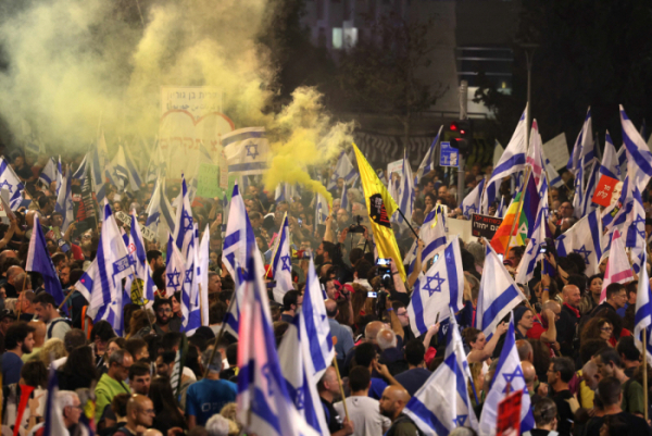 ▲31일(현지시간) 이스라엘 반정부 시위대가 예루살렘에 모여 깃발을 들고 있다. 예루살렘/AFP연합뉴스