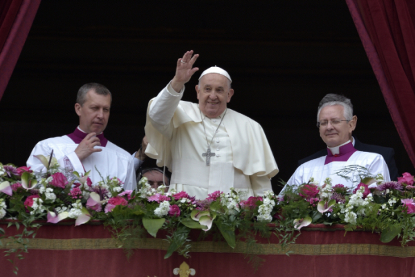 ▲프란치스코 교황이 지난달 31일(현지시간) 성 베드로 대성당 발코니에서 부활절 메시지를 전하고 있다. 바티칸/UPI연합뉴스
