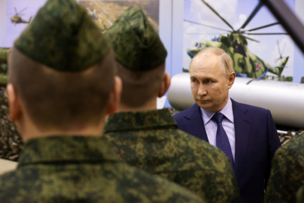 ▲블라디미르 푸틴 러시아 대통령이 지난달 27일 공군 전투기 조종사들과 마주하고 있다. 토르조크(러시아)/타스연합뉴스