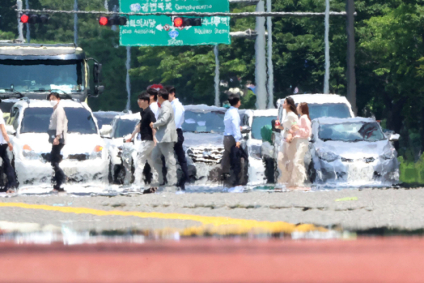 ▲장마가 소강상태에 들어서자 전국 대부분 지방에 폭염주의보가 내려진 지난해 7월 19일 서울 여의도의 한 거리에 지열로 인한 아지랑이가 피어오르고 있다. (신태현 기자 holjjak@)