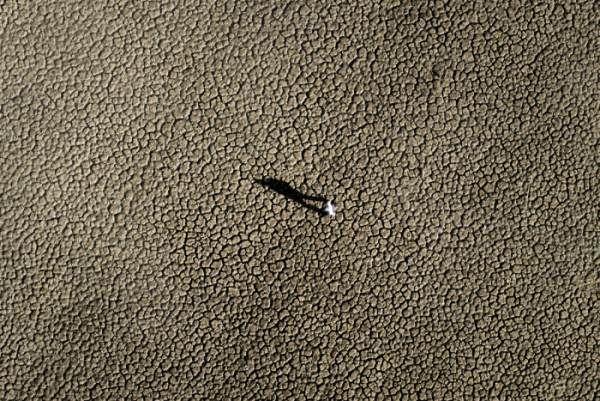 ▲1월 26일 스페인 바로셀로나의 빌라노바 데 사우에서 한 남성이 갈라진 저수지 땅 위를 걷고 있다. (AP/뉴시스)