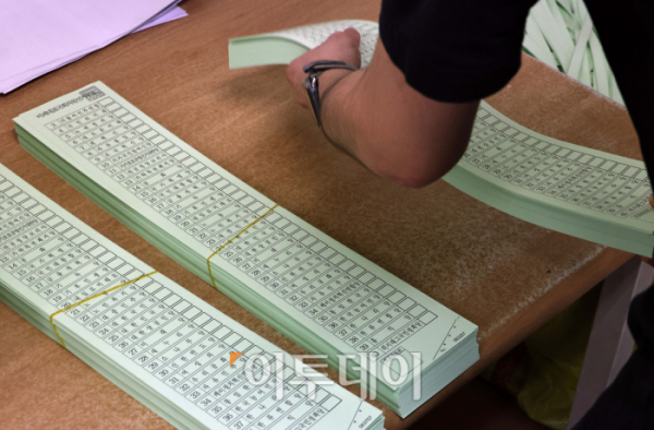 ▲ 제22대 국회의원 선거를 아흐레 앞둔 1일 경기 안양시 동안구의 한 인쇄업체에서 인쇄된 투표용지를 직원들이 분류하고 있다. (신태현 기자 holjjak@)