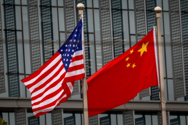 ▲지난해 11월 15일 중국 베이징에 미국과 중국 국기가 펄럭이고 있다. 베이징/EPA연합뉴스