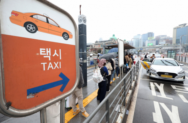 ▲서울 중구 서울역 인근 택시 정류장에 택시를 타려는 승객들이 줄을 서고 있다.  (사진제공=연합뉴스)