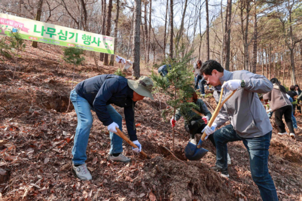 ▲이상일 용인특례시장이 2일 한국외대 글로벌캠퍼스 입구 주차장 인근 임도변에서 열린 나무심기 행사에서 편백나무를 심고 있다. (용인특례시)