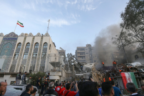 ▲1일(현지시간) 시리아 수도 다마스쿠스의 이란 영사관 건물이 공습을 받은 현장에서 구급 대원들과 보안 요원들이 잔해를 수색하고 있다. 다마스쿠스/AFP연합뉴스