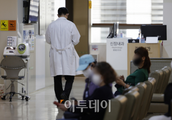 ▲인천의 한 대학병원에서 의료진이 발걸음을 옮기고 있다. (조현호 기자 hyunho@)