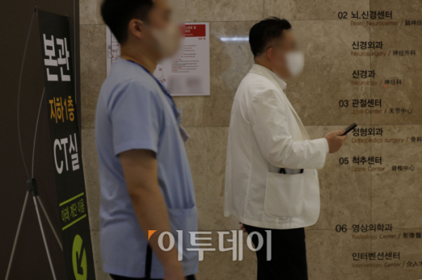 ▲2일 인천의 한 병원에서 의료진들이 발걸음을 옮기고 있다. 조현호 기자 hyunho@