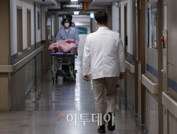▲한 대학병원에서 의료진이 발걸음을 옮기고 있다. (조현호 기자 hyunho@)
