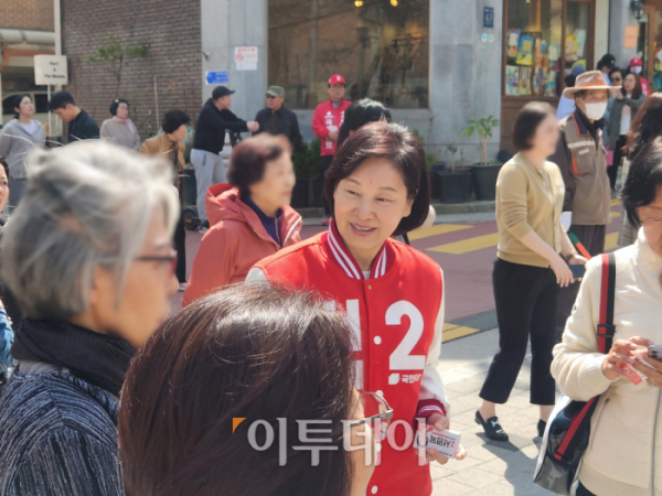 ▲2일 서명옥 국민의힘 강남갑 후보가 논현동 소재 초등학교 하교길에서 학부모들과 만나 얘기를 하고 있다. (김은재 기자. silverash@)