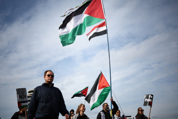 ▲지난달 9일 팔레스타인 지지 시위대가 팔레스타인 국기를 들고 런던 시내를 행진하고 있다. 런던/AFP연합뉴스