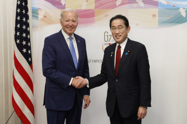 ▲주요 7개국(G7) 정상회의 시작을 앞둔 지난해 5월 18일 일본 히로시마에서 열린 미·일 양자회담에서 조 바이든(왼쪽) 미국 대통령이 기시다 후미오 일본 총리와 악수하고 있다. 히로시마(일본)/AP뉴시스