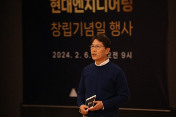 ▲홍현성 현대엔지니어링 대표이사가 지난 2월 서울 종로구 계동 본사에서 열린 '현대엔지니어링 창립 50주년 기념식'에서 100년 기업 도약을 위한 미래 비전인 'NEXT HEC(Hyundai Engineering Co.,Ltd)'을 공개했다.  (자료제공=현대엔지니어링)