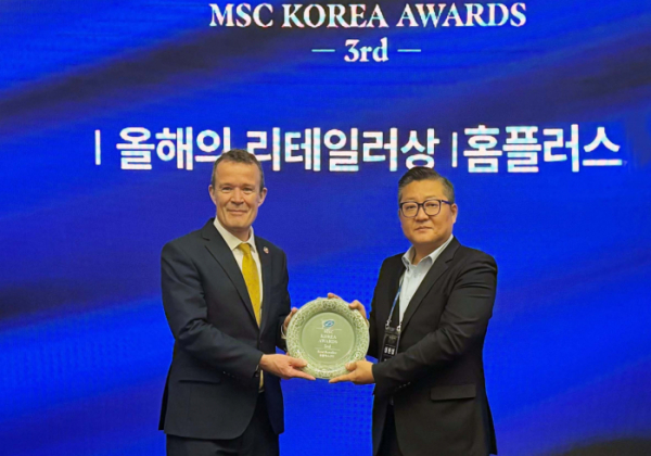 ▲(왼쪽부터) 루퍼스 호우스 해양관리협의회(MSC) CEO, 심완섭 홈플러스 신선식품본부장이 3일 서울 영등포구 콘래드서울호텔에서 열린 시상식에서 기념촬영을 하고 있다. (사진제공=홈플러스)